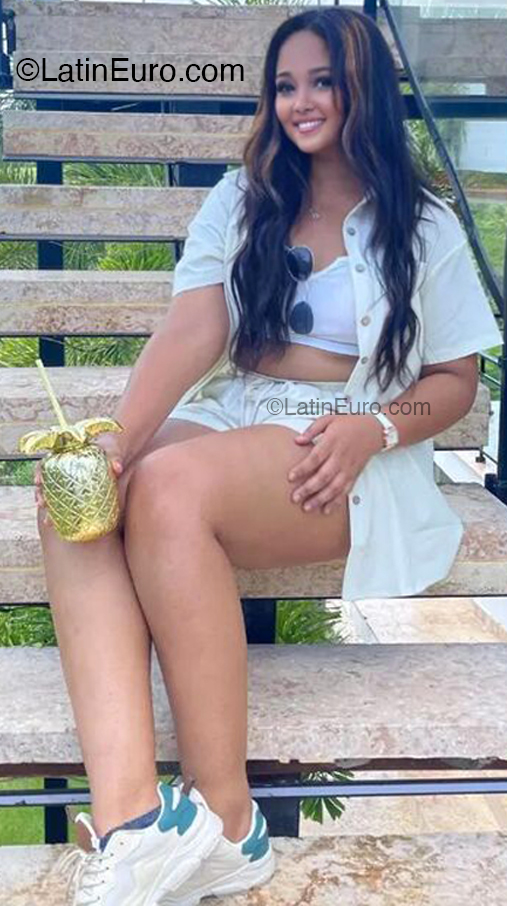 Date this athletic Dominican Republic girl Smirna from Santo Domingo DO52801