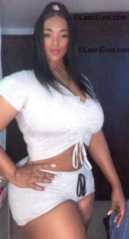 Date this good-looking Colombia girl Kmila from Armenia CO33573