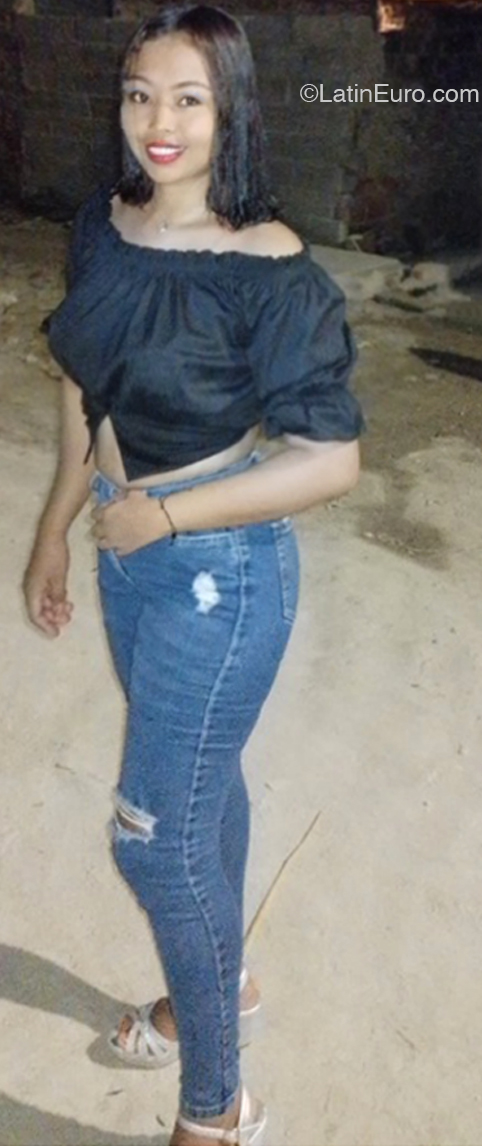 Date this voluptuous Colombia girl Grey from Barranquilla CO33029