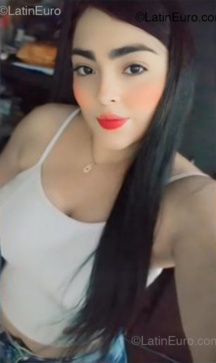 Date this attractive Colombia girl Aleja from Colombia CO33208