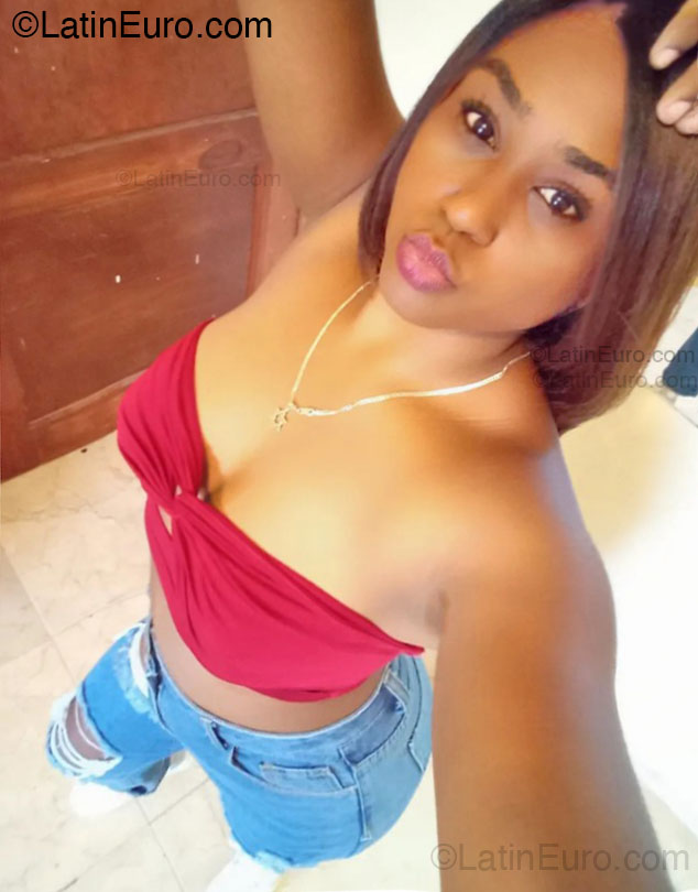 Date this attractive Dominican Republic girl Paola from Santo Domingo DO54482