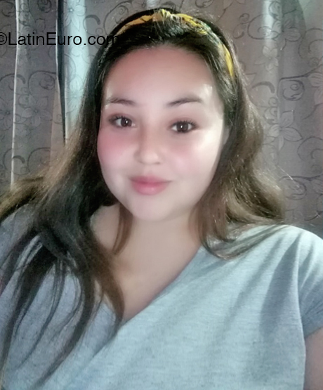 Date this stunning Chile girl Valeri from Santiago CL437