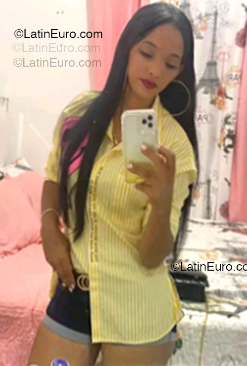 Date this georgeous Dominican Republic girl Alondra from Santo Domingo DO54669