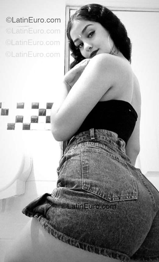 Date this tall Colombia girl Valentina from Bucaramanga CO33286
