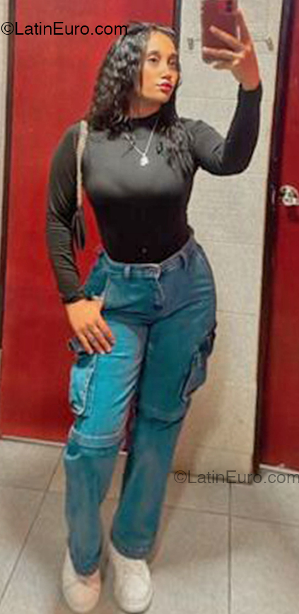 Date this gorgeous Dominican Republic girl Reyna from Santo Domingo DO54915