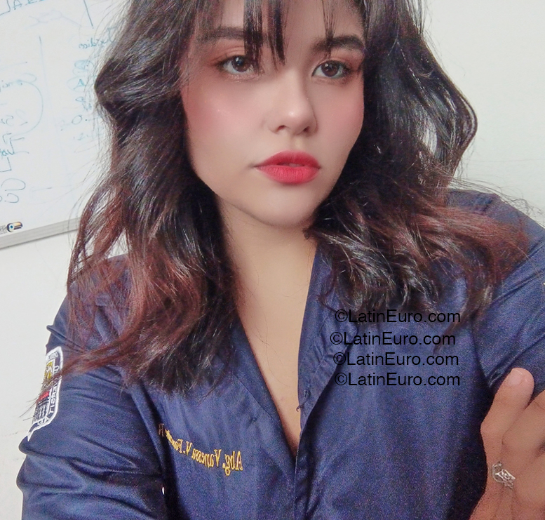 Date this foxy Venezuela girl Victoria from Valencia VE5291