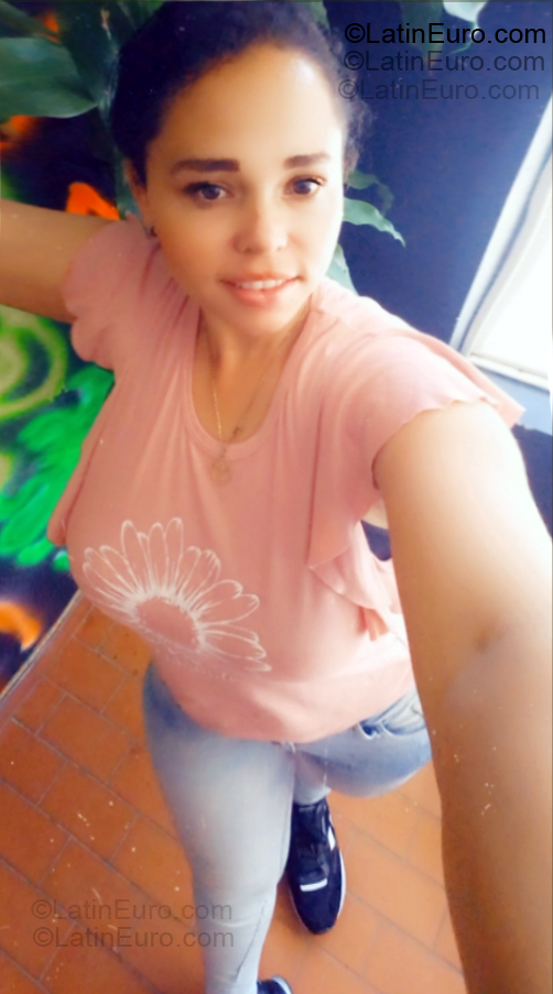Date this sultry Colombia girl Ingrid from Bucaramanga CO33429