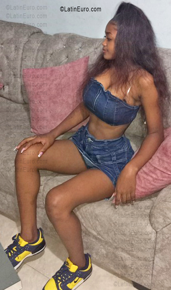 Date this young Colombia girl Thalia from Medellin CO33533