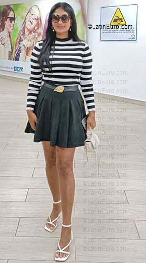 Date this good-looking Dominican Republic girl Linda from Santo Domingo DO55787