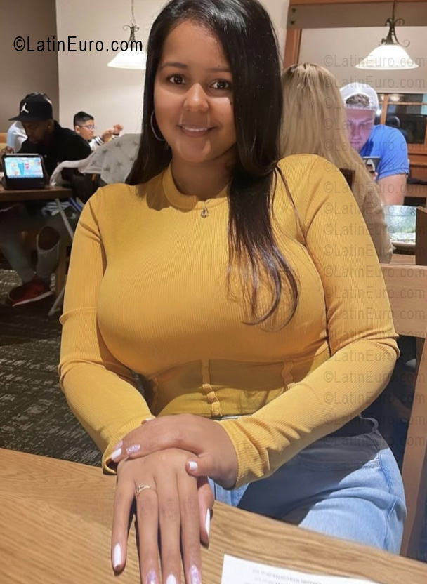 Date this voluptuous United States girl Lisbet from New York US25270