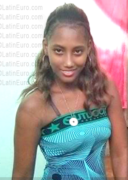 Date this attractive Italy girl Besaida from san pedro de macoris DO55889