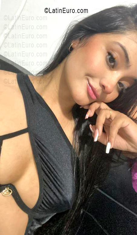 Date this beautiful Colombia girl Yurli from Bucaramanga CO33574