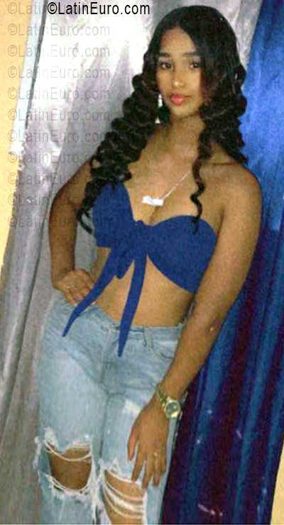 Date this hard body Dominican Republic girl Emely from Santiago DO56153