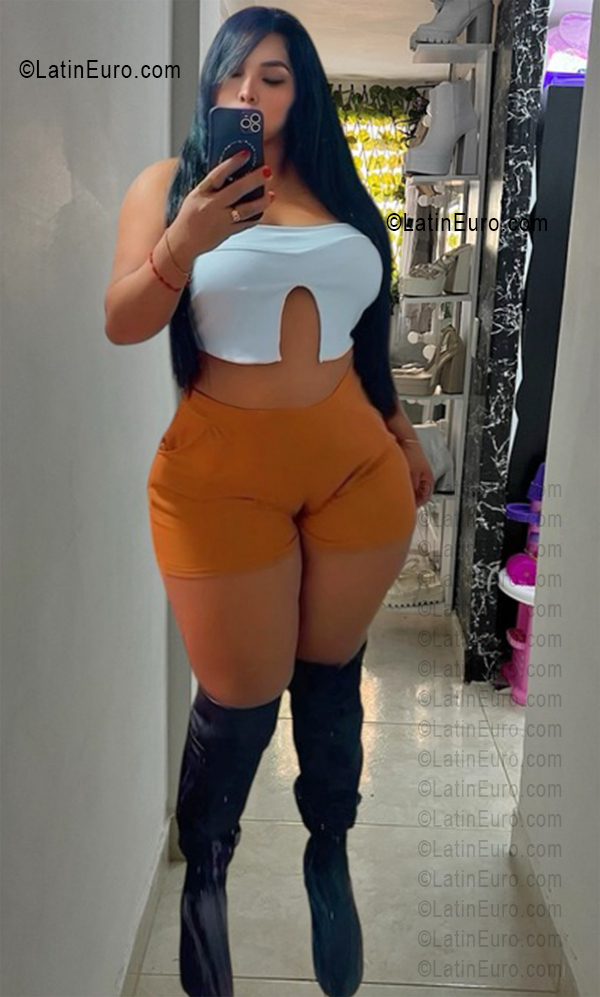 Date this voluptuous Colombia girl Jhoana from Medellin CO33722