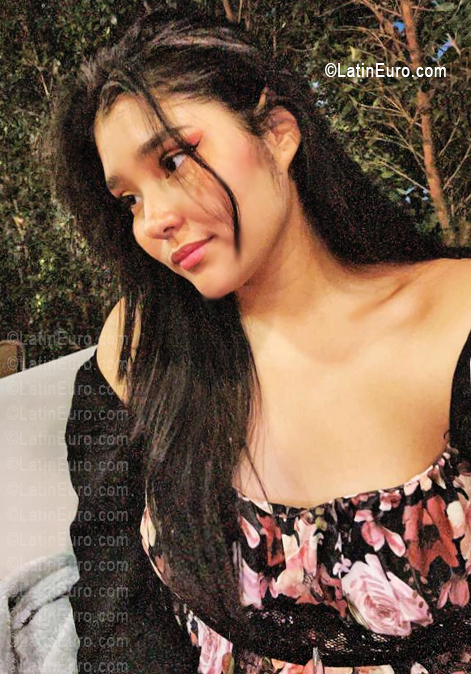 Date this voluptuous Ecuador girl Nicol from Quito EC1139