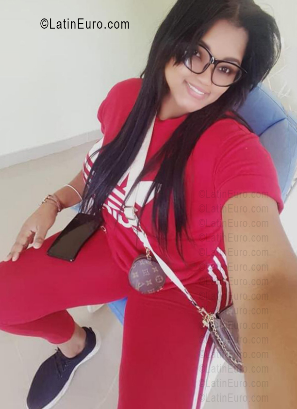 Date this passionate Dominican Republic girl Thalia from Santo Domingo DO56502