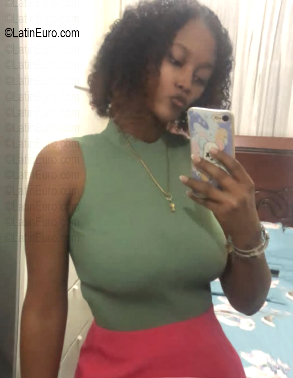 Date this nice looking Dominican Republic girl Laura Mara from Santo Domingo DO56746