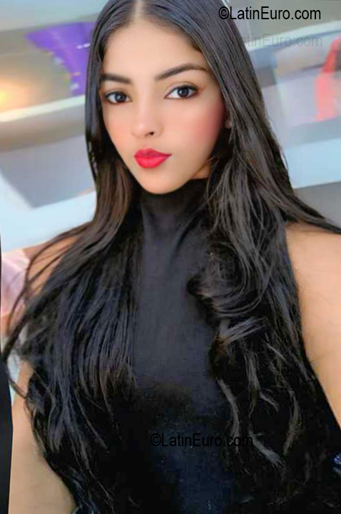 Date this charming Venezuela girl Aurora from Barcelona VE5729