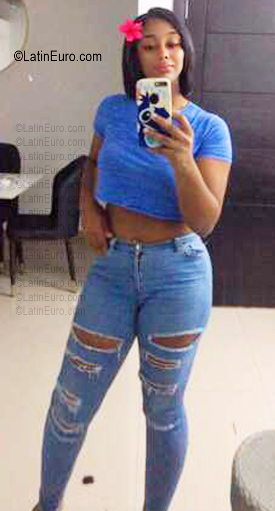 Date this nice looking Dominican Republic girl Neroles from Santo Domingo DO56896