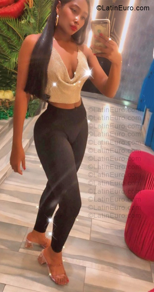Date this nice looking Dominican Republic girl Lesly from Santo Domingo DO57326